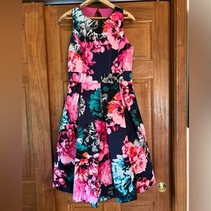 Eliza J- Floral Print- Fit n Flare w/ back cutout and flared skirt. Size 8